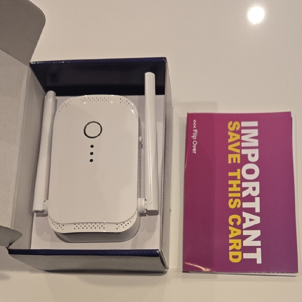 White Wi-Fi Range Extender - Picture 7 of 7